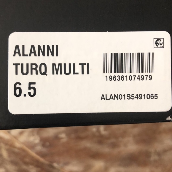 Betsey Johnson Alanni Flower Embellished Flat Sandals NIB 6.5 - Picture 11 of 11